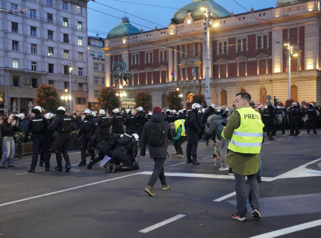 Protest ispred Rektorata, posle više incidenata trenutno mirno