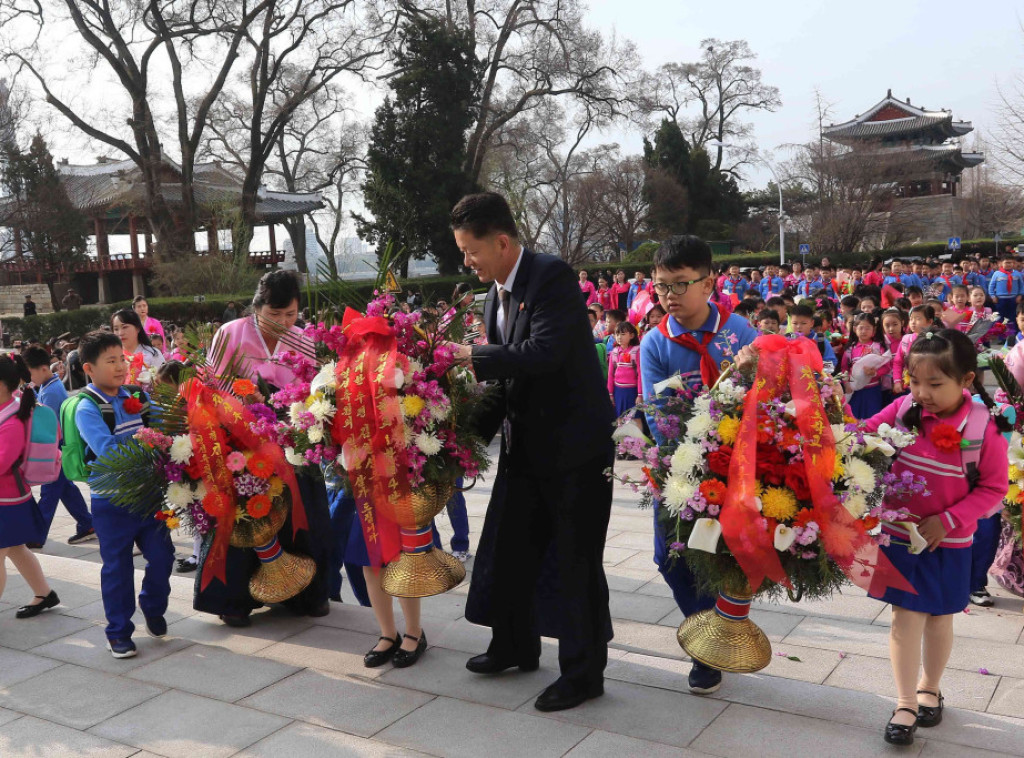 U Severnoj Koreji počela nova školska godina, Kim Džong Un podelio školski pribor