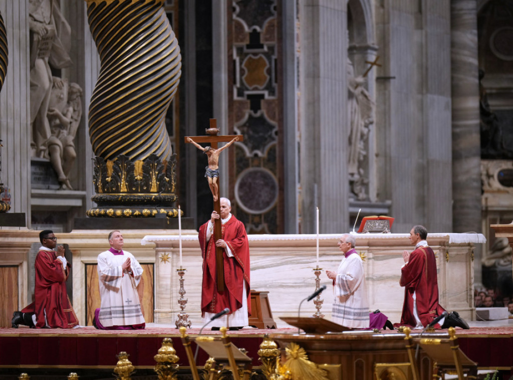Papa Lav XIV lično nosio drveni krst kroz svih 14 stanica Krsnog puta u Koloseum