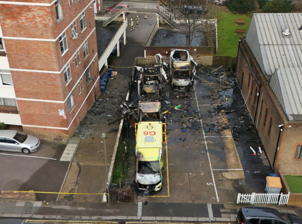 Trojica muškaraca optužena za požar na ambulantnim kolima jevrejske zajednice u Londonu