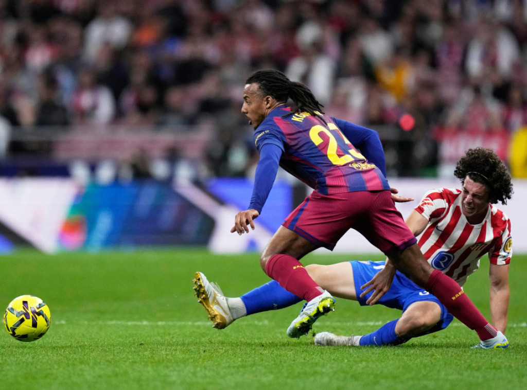 Fudbaleri Barselone sa igračem više savladali Atletiko za "plus sedam" na vrhu tabele