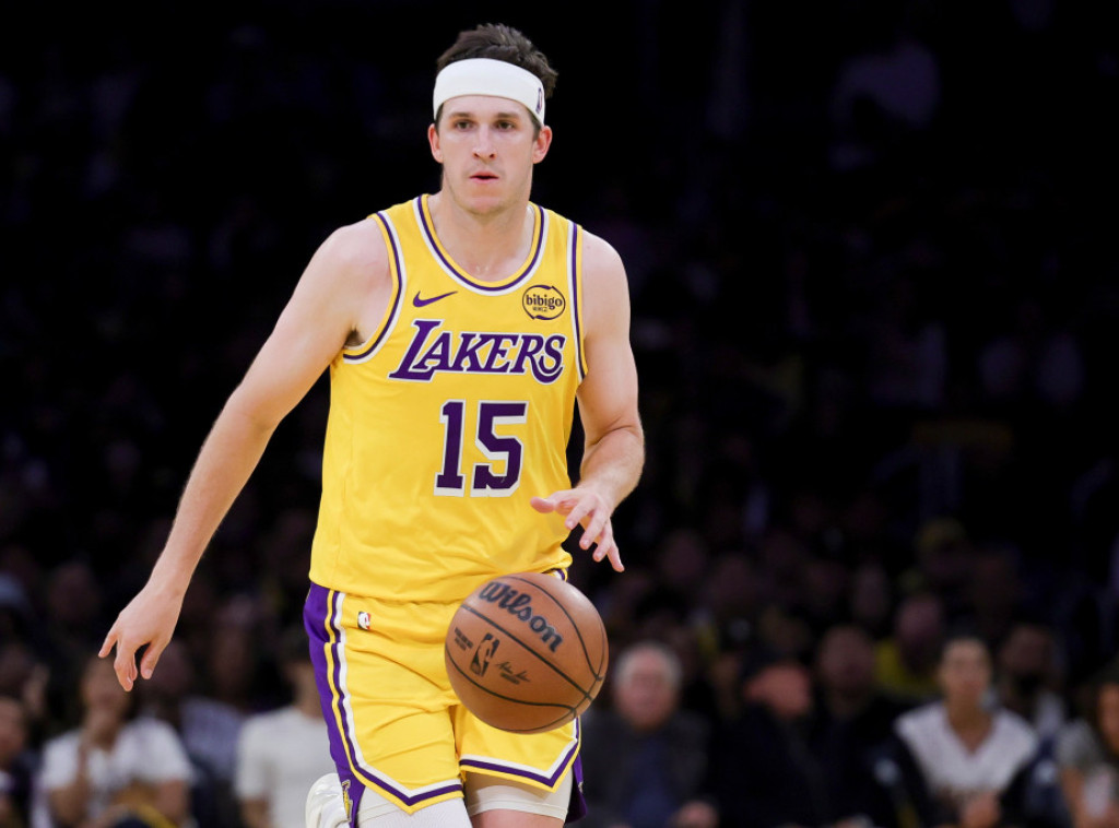 Košarkaš LA Lejkersa Ostin Rivs van terena do kraja regularnog dela sezone u NBA ligi