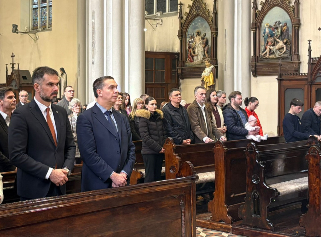 Gradonačelnik Novog Sada Žarko Mićin prisustvovao uskršnjoj misi sa sugrađanima