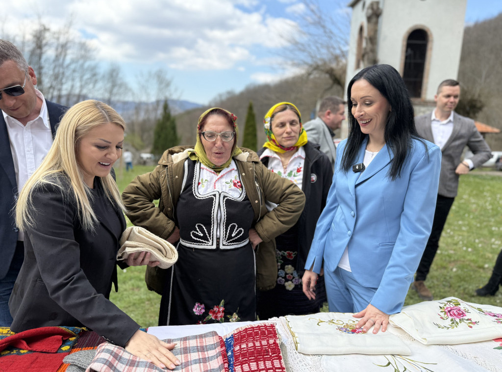 Jelena Žarić Kovačević u Babušnici posetila osmočlanu porodicu zbog koje opstaje seoska škola