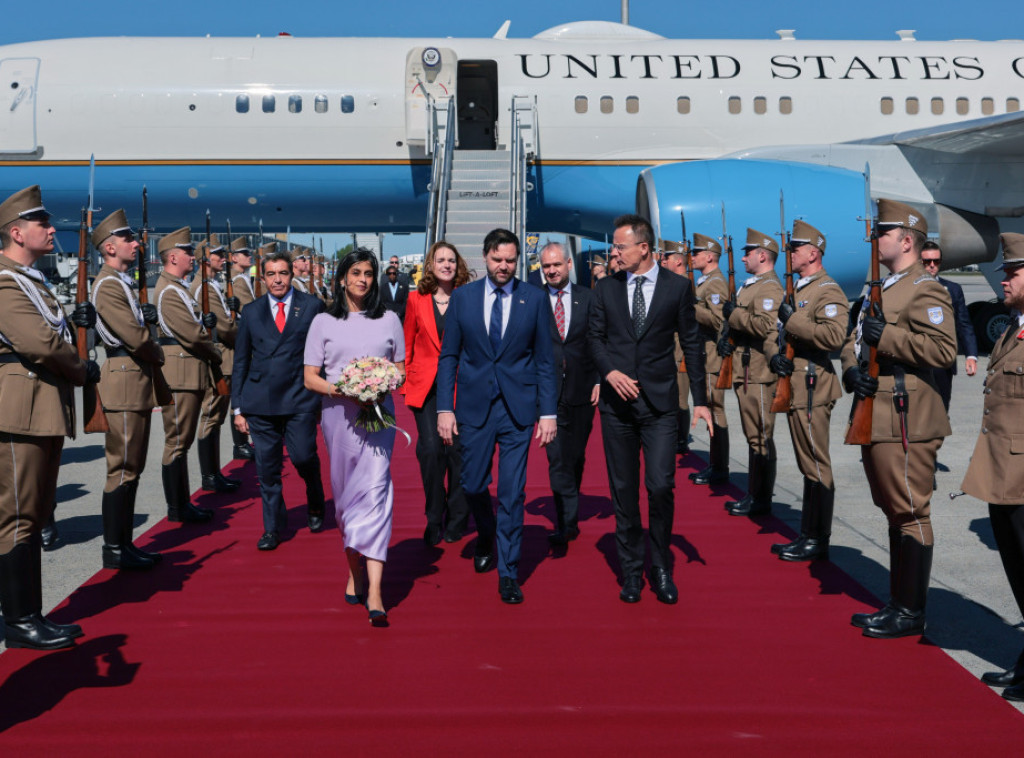Džej Di Vens je doputovao u Budimpeštu, na aerodromu ga sačekao Peter Sijarto