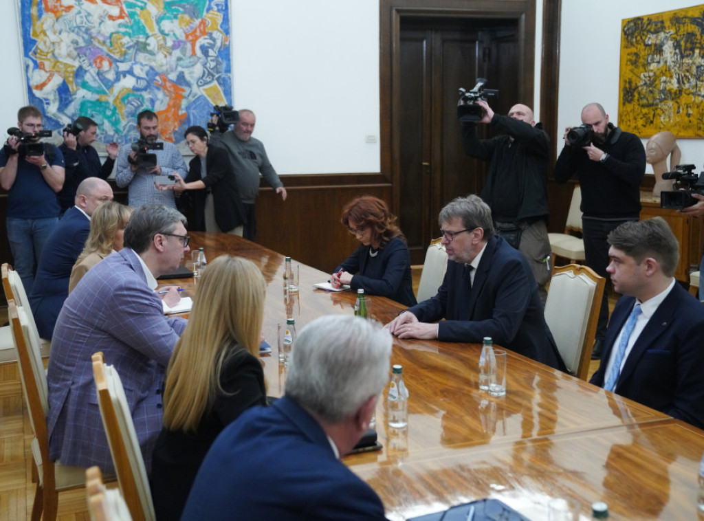 Počele konsultacije predsednika Vučića sa predstavnicima DSHV
