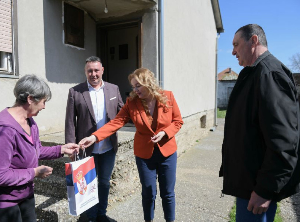 Uručeni paketi hrane za 159 porodica izbeglica i interno raseljenih lica u Šidu