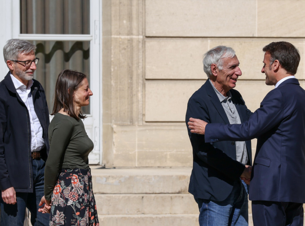 Emanuel Makron dočekao dvoje državljana Francuske oslobođenih nakon 3,5 godine u iranskom pritvoru