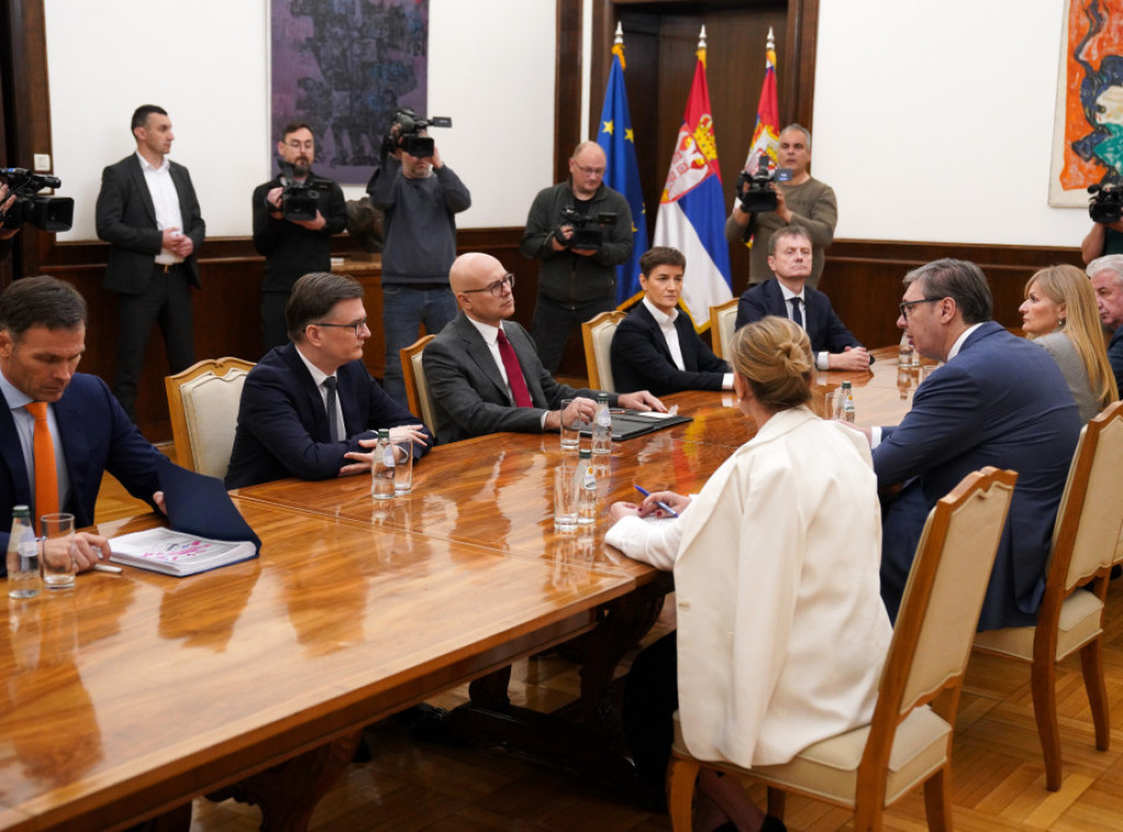 Završen sastanak Vučića sa predstavnicima SNS u okviru političkih konsultacija