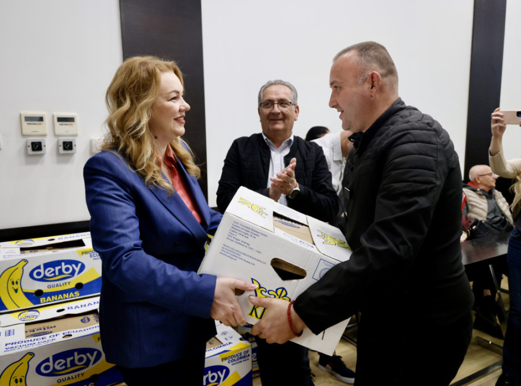 Uručeni paketi za 166 porodica interno raseljenih i izbeglica u Kraljevu