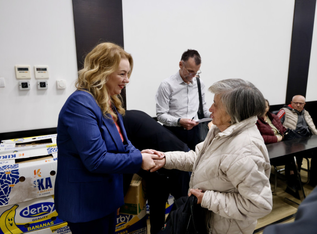Komesarka za izbeglice Nataša Stanisavljević uručila pakete hrane za 166 porodica u Kraljevu