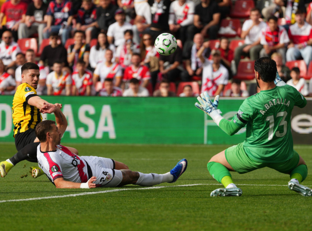 Fudbaleri Rajo Valjekana deklasirali AEK u prvom meču četvrtfinala Lige konferencije