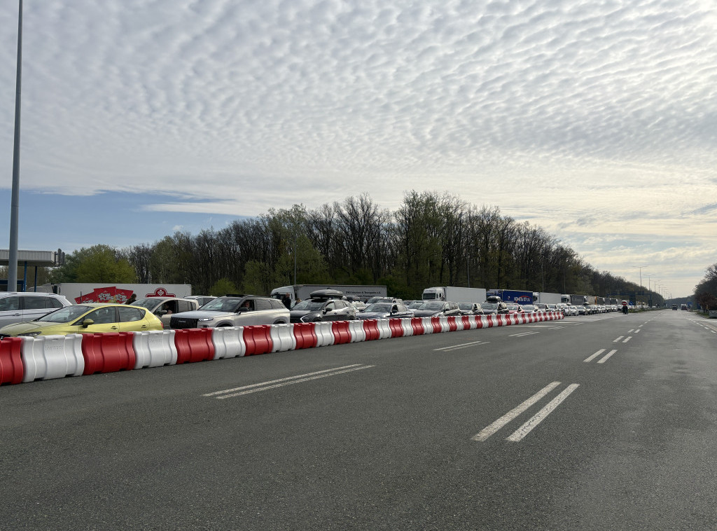 Na prelazu Batrovci kolone duže od kilometra u obe trake, putnička vozila čekaju sat vremena