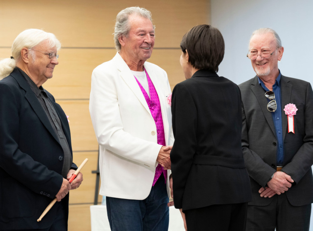 Sanae Takaiči primila članove benda Dip Parpl u svom kabinetu