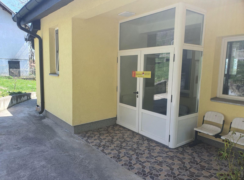 Nove table sa obeležjima privremenih prištinskih institucija na ambulantama u selima Banje i Suvo Grlo