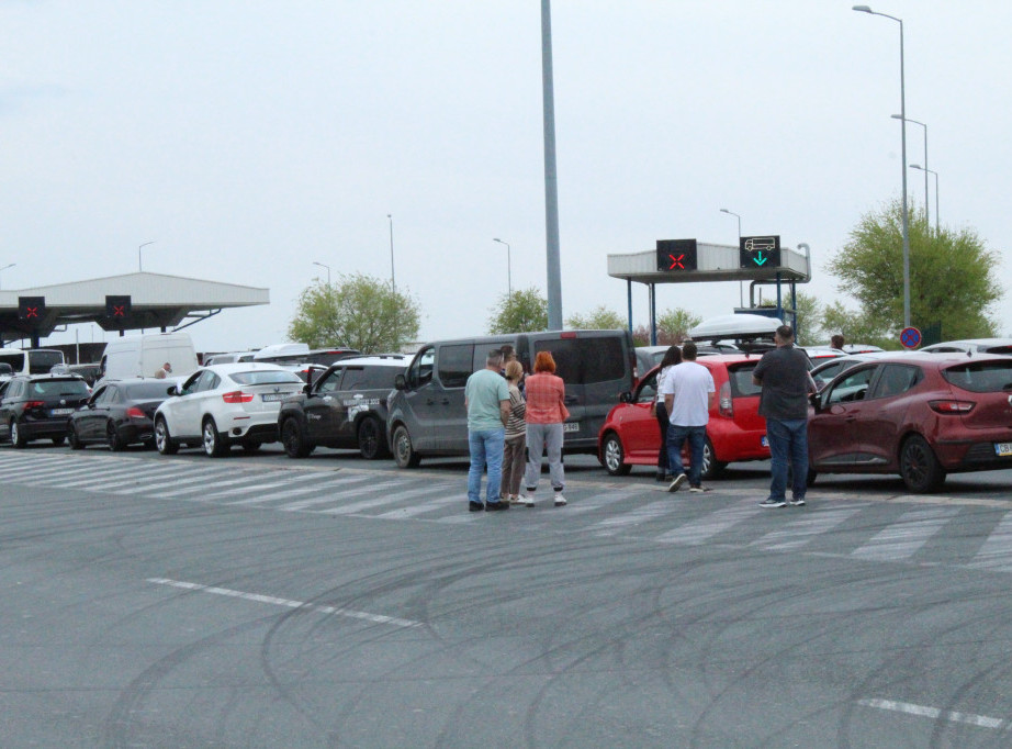 Kolona na prelazu Batrovci duža od dva kilometra, čekanje i do dva i po sata