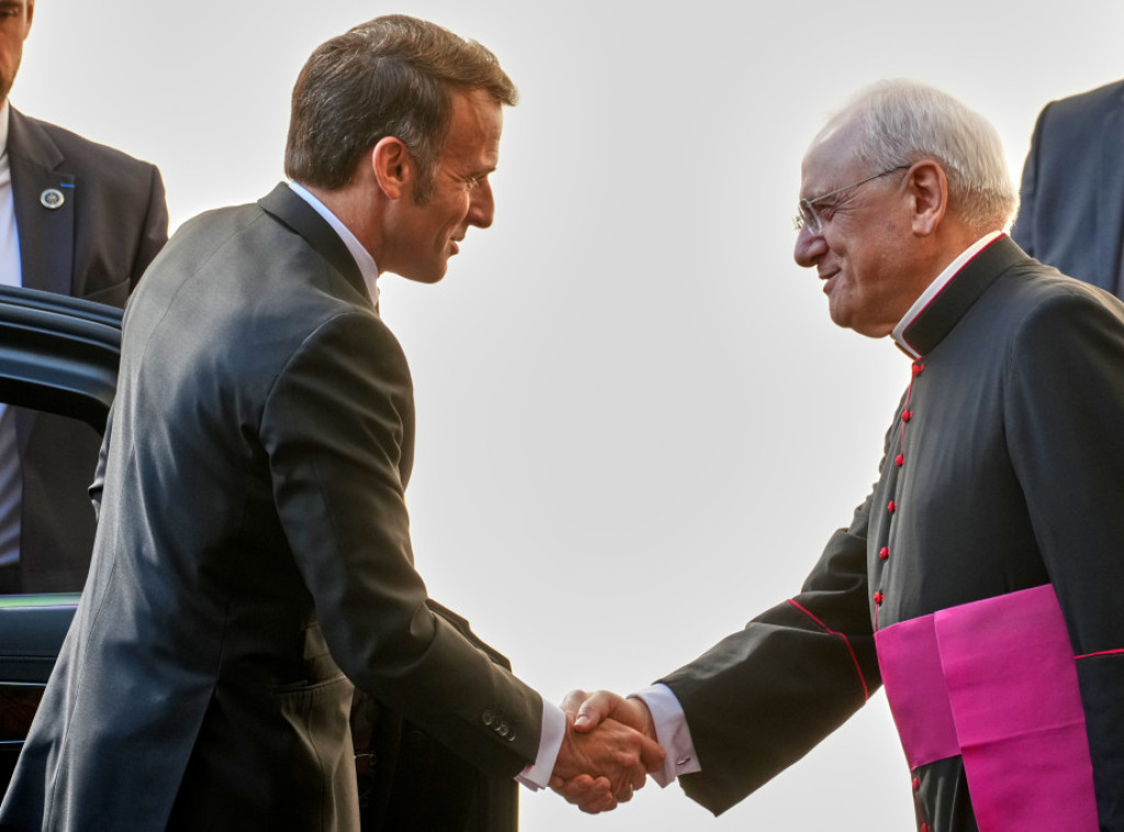 Makron papi poklonio košarkaški dres, vrednu mapu i dve knjige