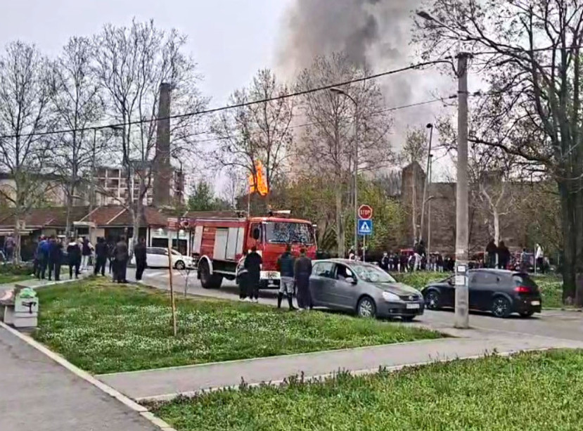 Požar u zgradi starog mlina u Obrenovcu, intervencija vatrogasaca u toku