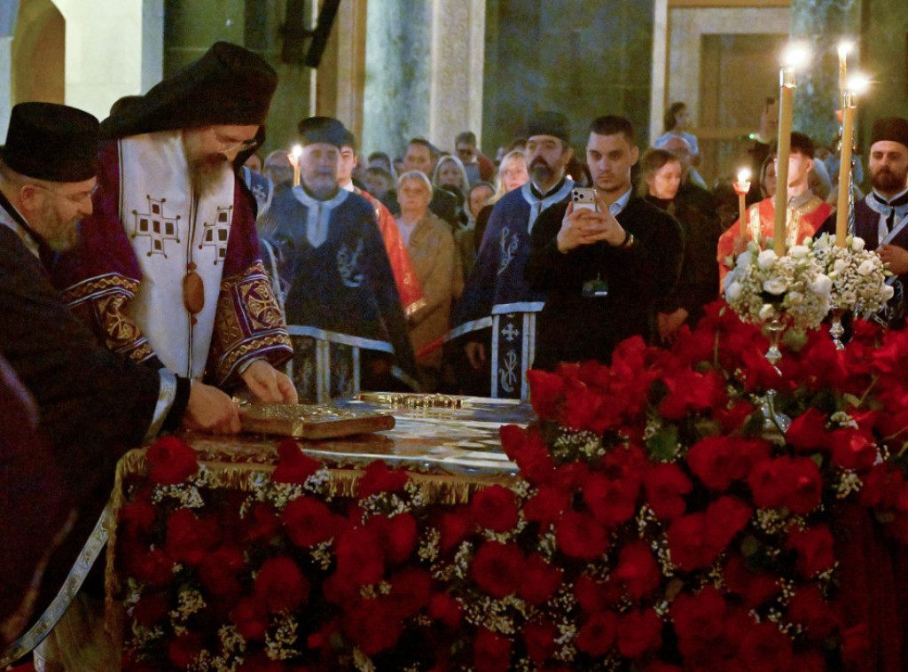 U Hramu Svetog Save na Veliki petak izneta plaštanica