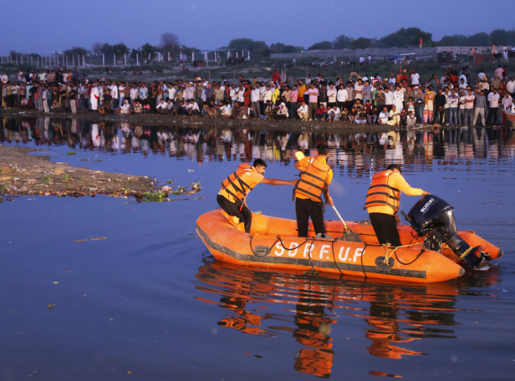 Indija: Najmanje 10 ljudi poginulo kada se prevrnuo turistički brod na reci