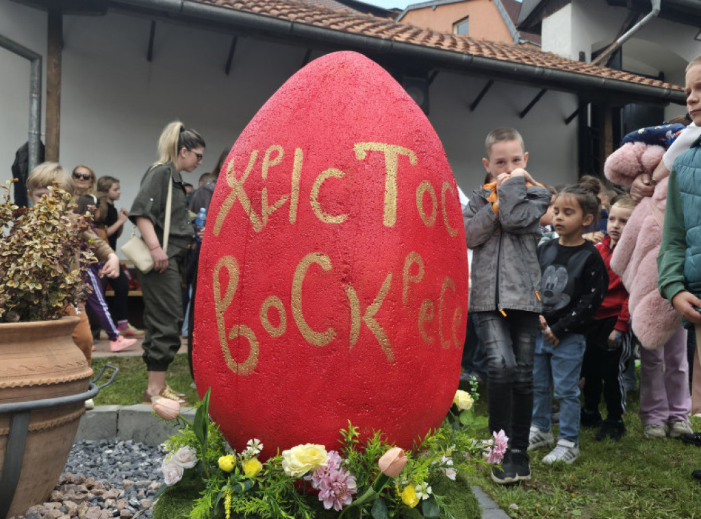 Oko 300 mališana na vaskršnjem takmičenju u porti crkve Svetog Nikole u Novom Pazaru