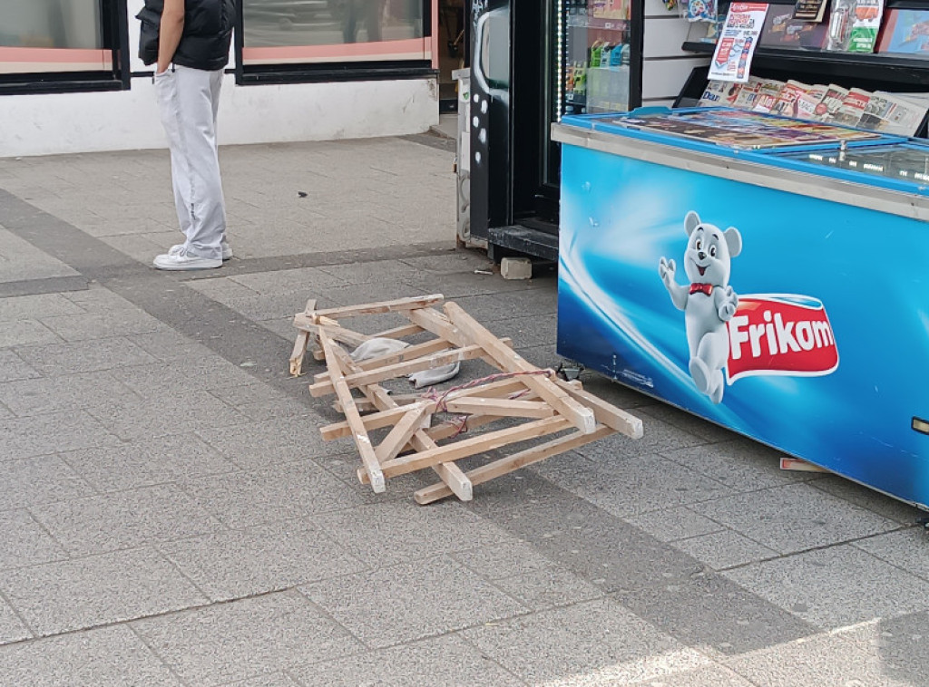 Pao deo drvene konstrukcije sa tržnog centra "Nork" u Novom Sadu, povređena žena