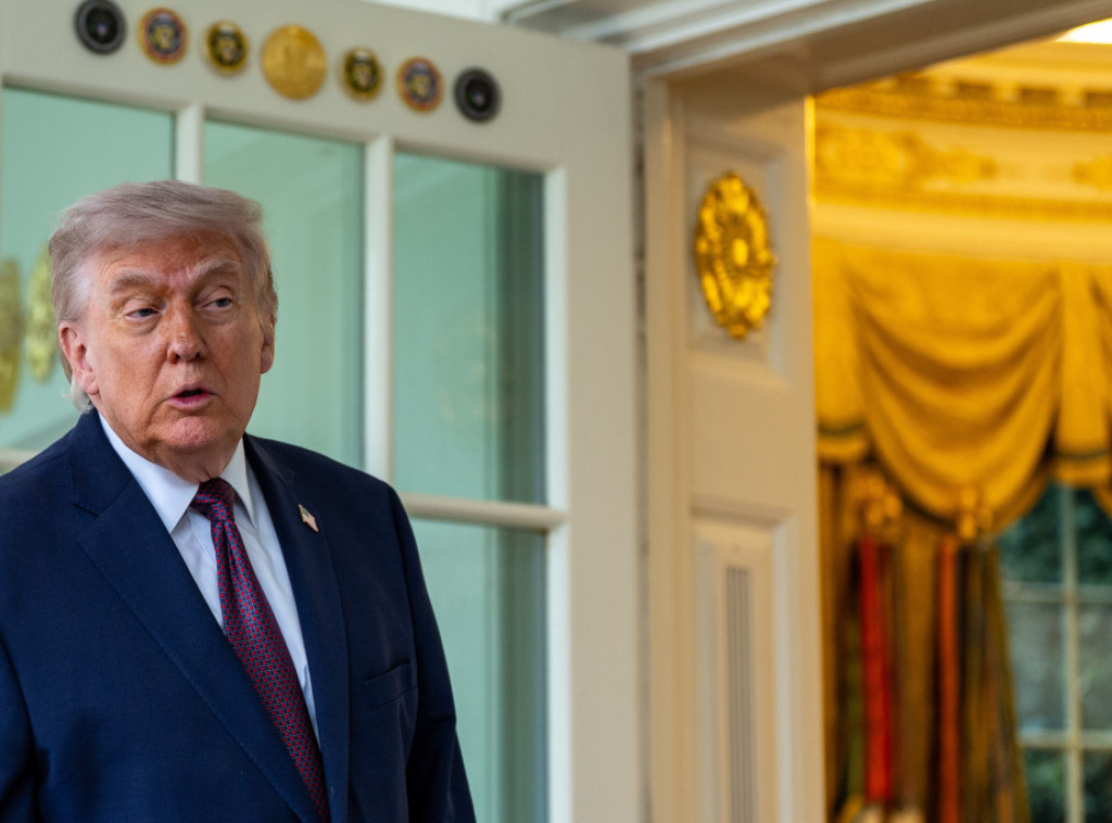 Tramp objavio novu fotografiju, ovoga puta sa Isusom koji ga grli