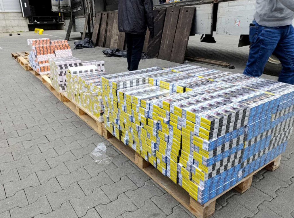 Pronađeno skoro 2.000 bokseva cigareta, vozač uhapšen na Bezdanu