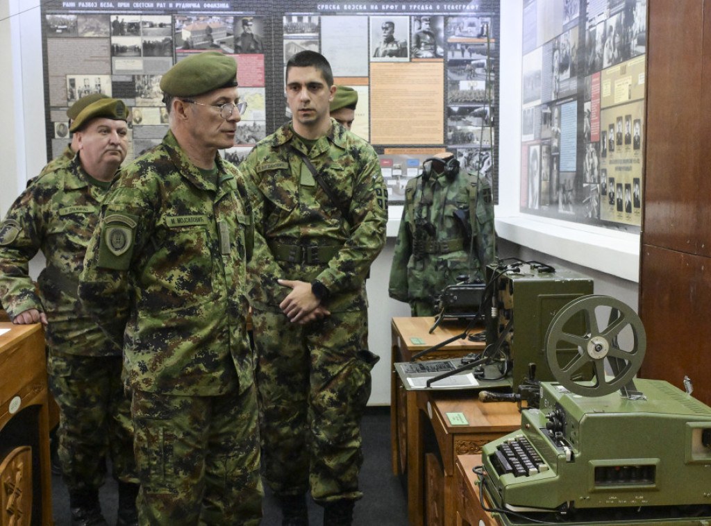 Milan Mojsilović obišao Centar za obuku veze i informatike u kasarni "Vojvoda Radomir Putnik"