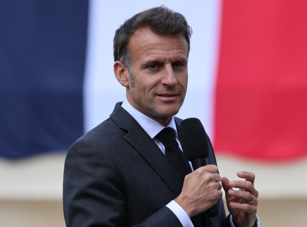 Makron poziva na "dan bez ekrana" i zabranu društvenih mreža za decu