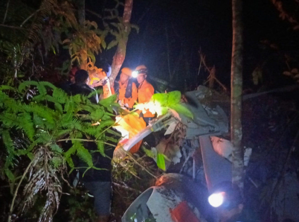 Osam osoba poginulo u padu helikoptera na Borneu u Indoneziji