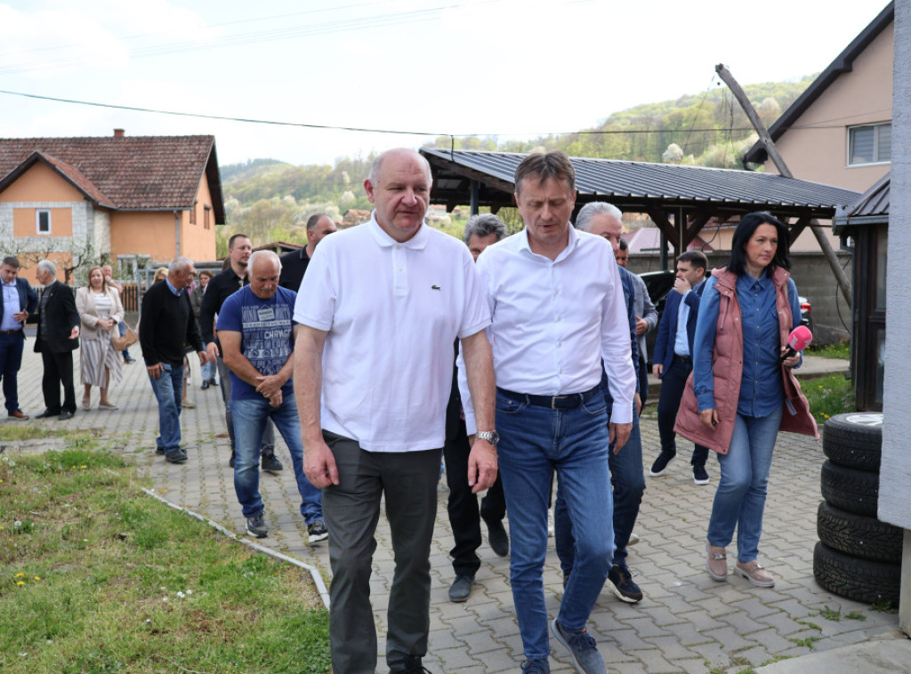 Glišić obišao selo Đerać kod Lučana: Nastavićemo ulaganja u razvoj lokalnih zajednica