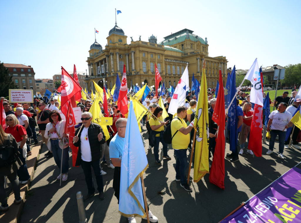 Protest sindikata u Zagrebu, krenula povorka više hiljada građana
