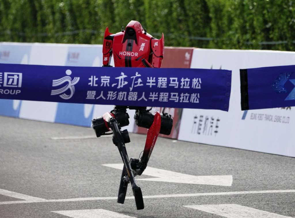 Ubrzani razvoj robotike u Kini - robot trakač brži od pobednika Pekinškog maratona