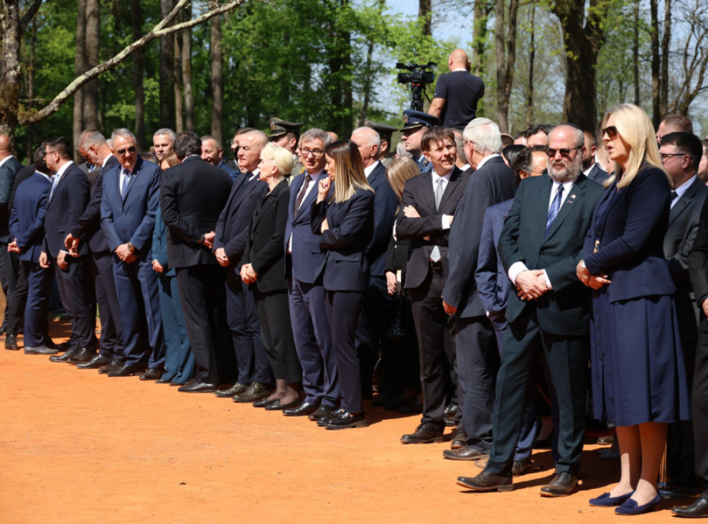 Položeni venci na grobno polje „Topole“ u Donjoj Gradini, na čelu delegacije Srbije je Vučić
