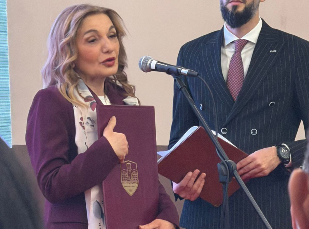 Vesni Nedeljković uručena Povelja Grada Novog Pazara za doprinos razvoju obrazovanja