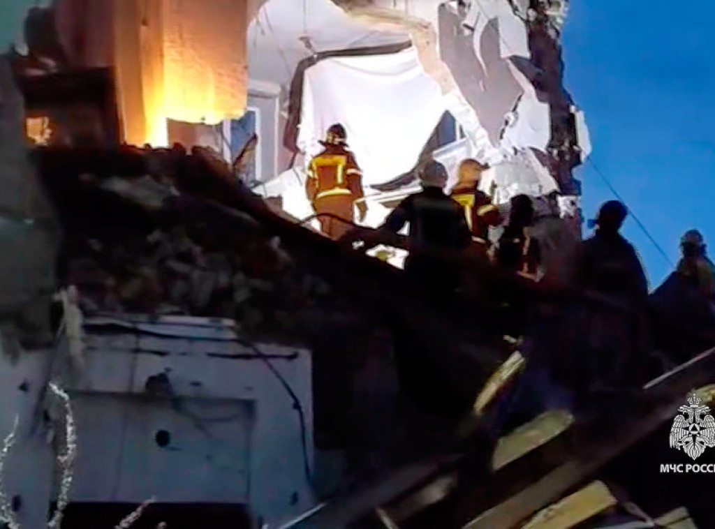 Napad drona izazvao urušavanje ulaza u stambenu zgradu u Sizranju