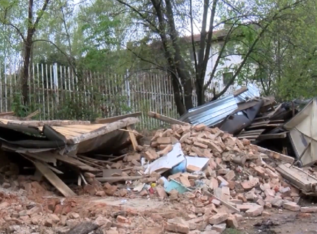 Priština porušila garaže u severnom delu Kosovske Mitrovice čiji su vlasnici Srbi; Radojević: Podnećemo tužbu