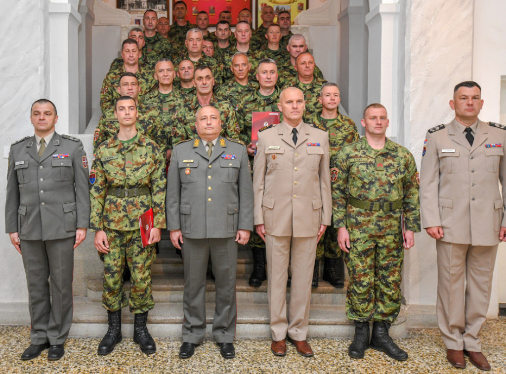 Uručeni prvi ugovori o radu na neodređeno vreme profesionalnim vojnicima