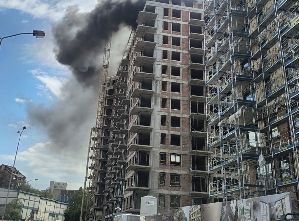 Požar na gradilištu na Čukaričkoj padini, na terenu više od 20 vatrogasaca