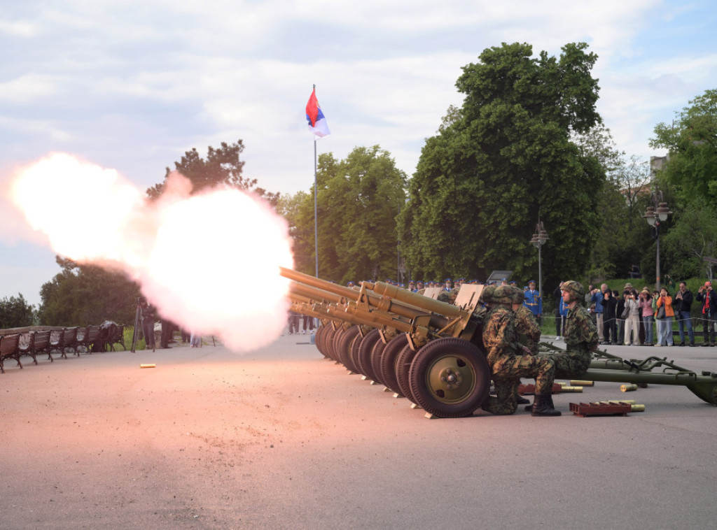 Počasna artiljerijska paljba povodom Dana Vojske Srbije izvedena sa Savske terase