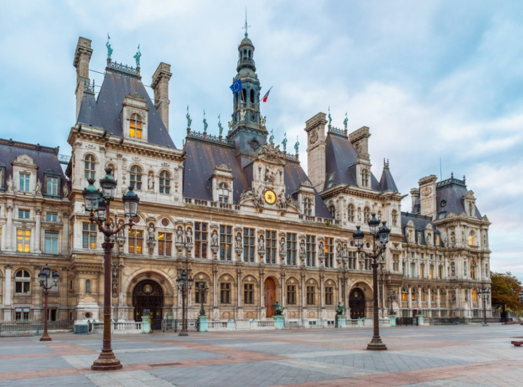 Stotinu porodica na smenu kampuje ispred gradske skupštine Pariza da bi dobile stan