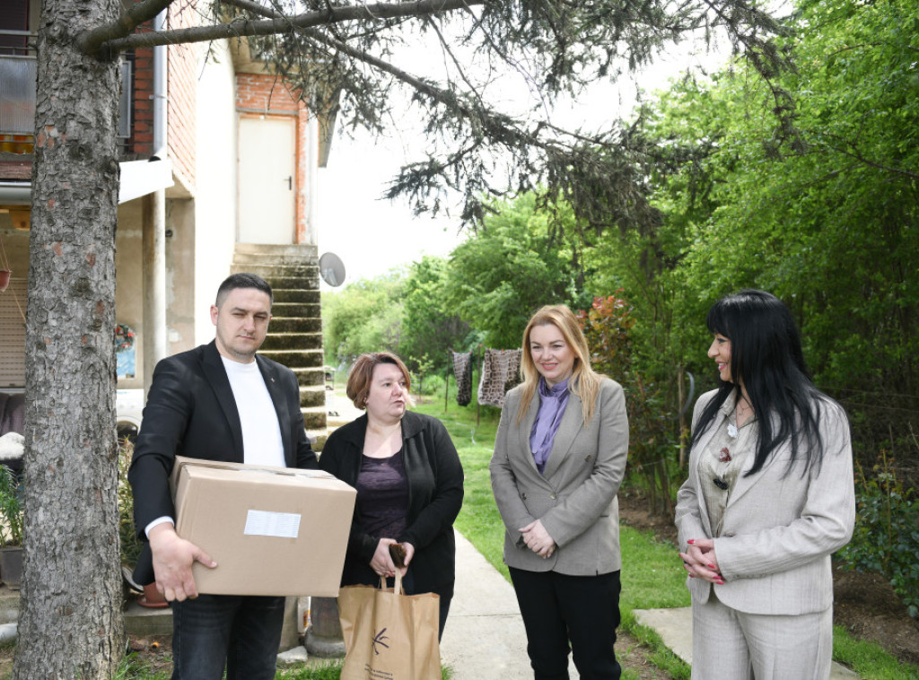 Nataša Stanisavljević u Leskovcu uručila pakete hrane za 63 porodice interno raseljenih lica