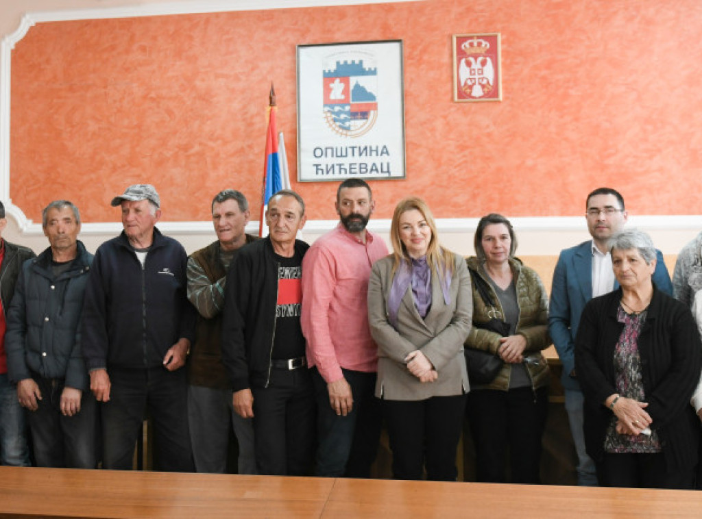 Nataša Stanisavljević uručila pakete hrane za 49 porodica u Ćićevcu