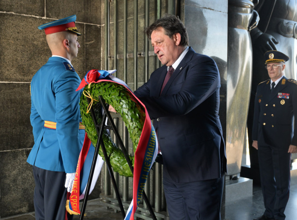 Gašić položio venac na Spomenik neznanom junaku na Avali povodom Dana Vojske Srbije