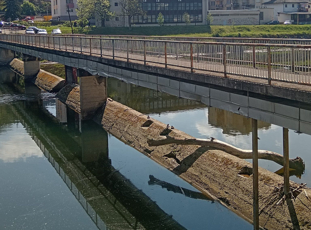 Počela rekonstrukcija pešačkog mosta na Rzavu koju finansira Elektroprivreda Srbije