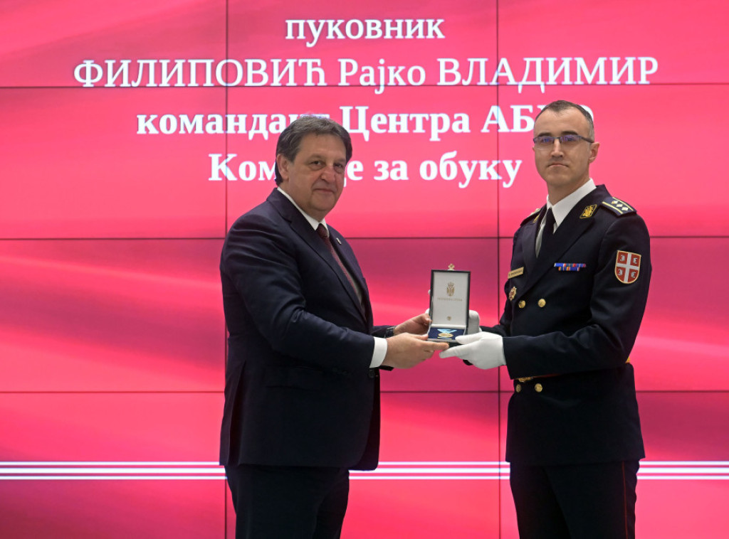 Gašić uručio odlikovanja za zasluge i revnosnu službu pripadnicima Vojske Srbije i Ministarstva odbrane