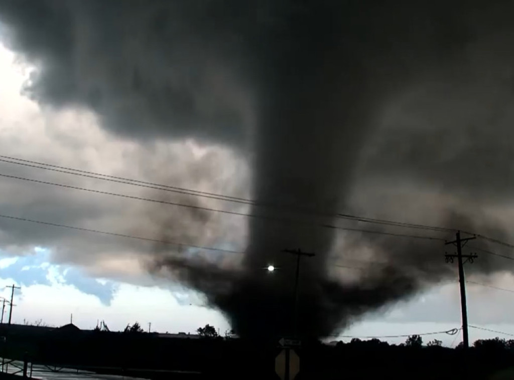 Tornado pogodio grad Enid u Oklahomi, zatvorena vazduhoplovna baza