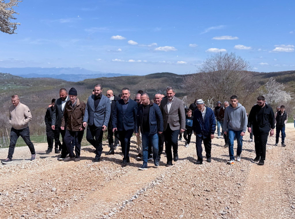 Zukorlić prisustvovao početku radova na asfaltiranju puta u selu Paljevo