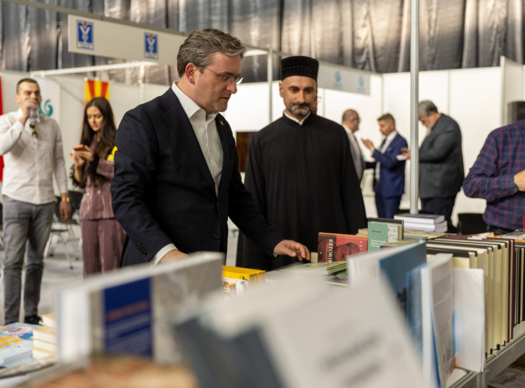 Nikola Selaković posetio štand Ministarstva kulture Srbije na Sajmu knjiga u Skoplju